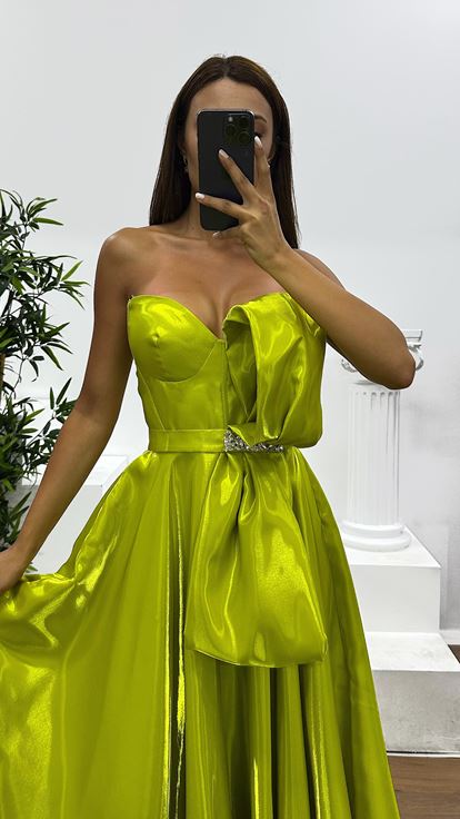 Pistaziengrünes trägerloses Midi-Abendkleid aus Satin