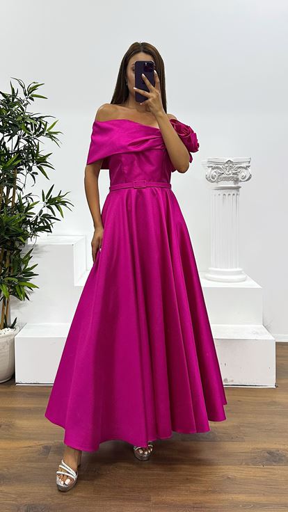 Fuchsiafarbenes Midi-Abendkleid mit Blumendetail an der Schulter