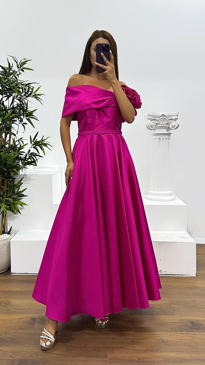 Fuchsiafarbenes Midi-Abendkleid mit Blumendetail an der Schulter