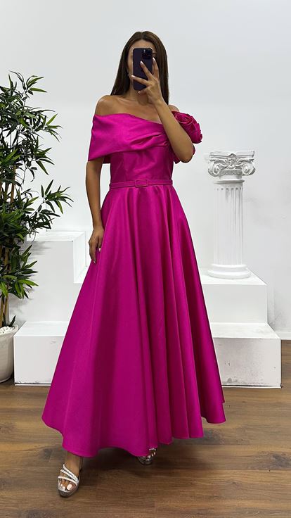Fuchsiafarbenes Midi-Abendkleid mit Blumendetail an der Schulter