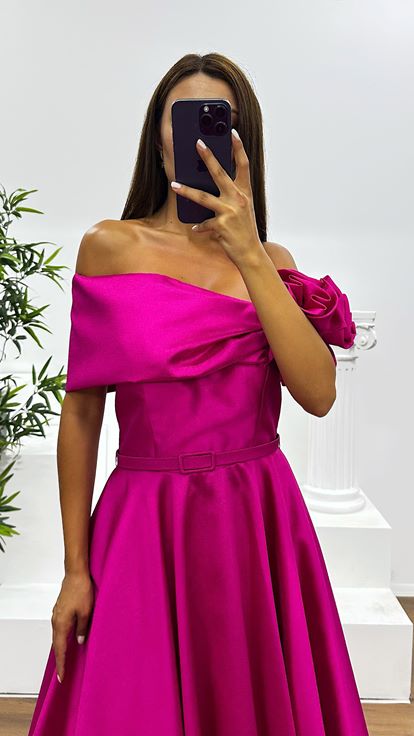 Fuchsiafarbenes Midi-Abendkleid mit Blumendetail an der Schulter