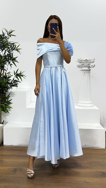 Babyblaues Midi-Abendkleid mit Blumendetail an der Schulter