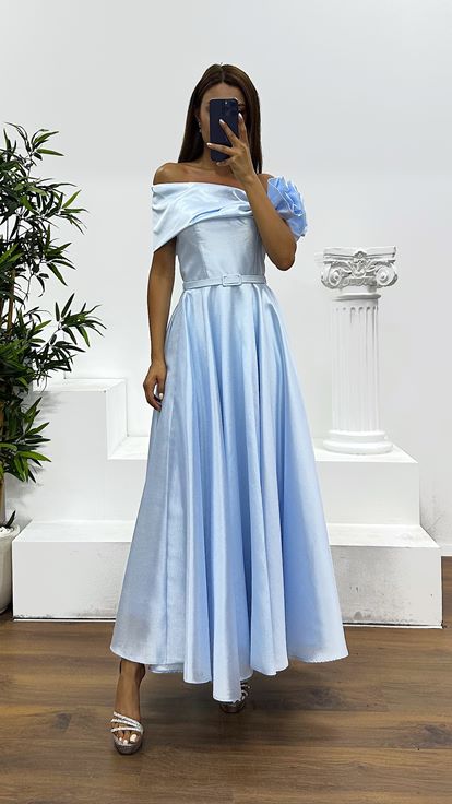 Babyblaues Midi-Abendkleid mit Blumendetail an der Schulter