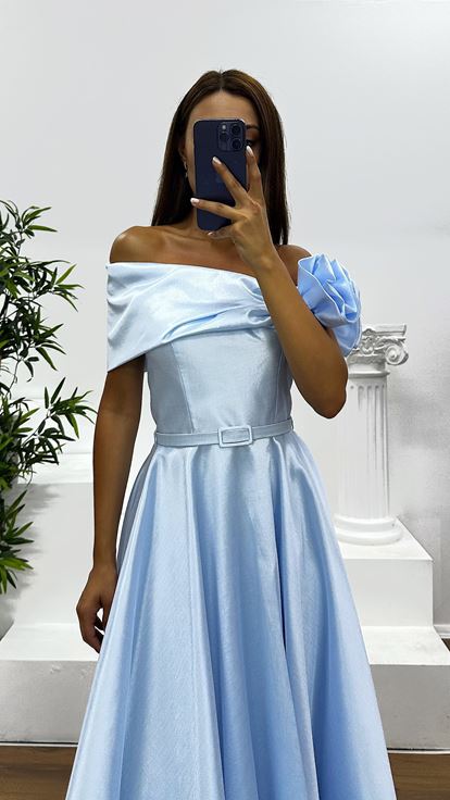 Babyblaues Midi-Abendkleid mit Blumendetail an der Schulter