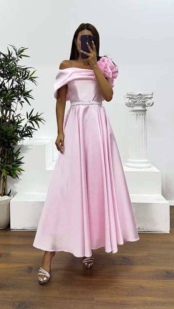 Puderfarbenes Midi-Abendkleid mit Blumendetail an der Schulter
