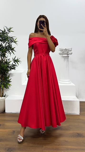 Rotes Midi-Abendkleid mit Blumendetail an der Schulter