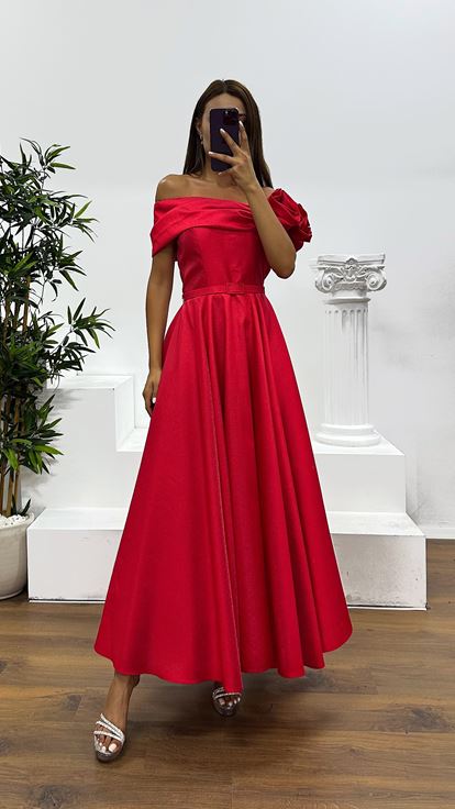 Rotes Midi-Abendkleid mit Blumendetail an der Schulter