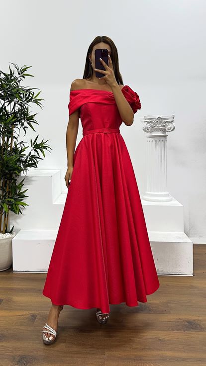 Rotes Midi-Abendkleid mit Blumendetail an der Schulter