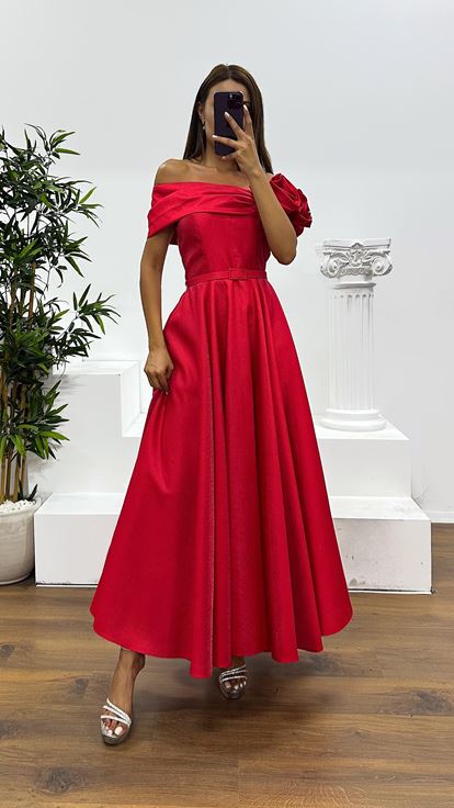 Rotes Midi-Abendkleid mit Blumendetail an der Schulter