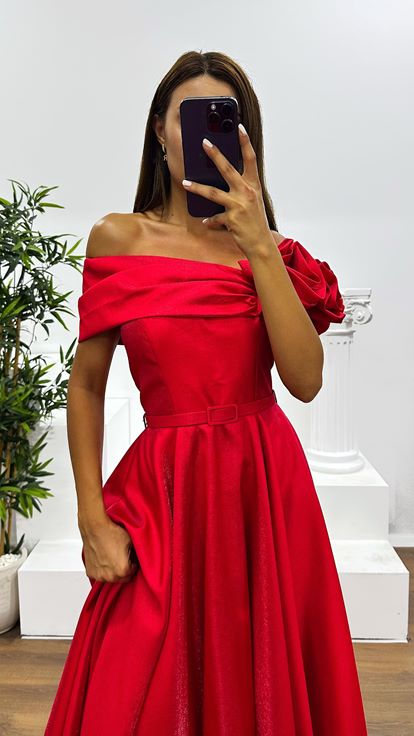 Rotes Midi-Abendkleid mit Blumendetail an der Schulter
