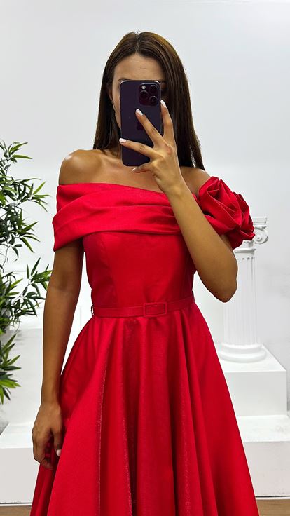 Rotes Midi-Abendkleid mit Blumendetail an der Schulter