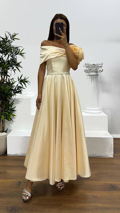 Vestido de noche midi con detalle de flores en los hombros dorados