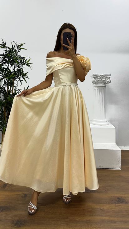 Vestido de noche midi con detalle de flores en los hombros dorados
