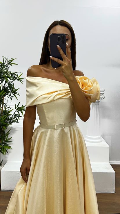Vestido de noche midi con detalle de flores en los hombros dorados