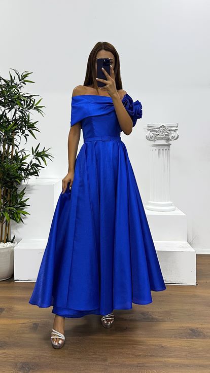 Vestido de noche midi con detalle de flores en los hombros de estilo sajón