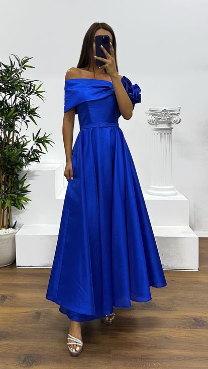 Vestido de noche midi con detalle de flores en los hombros de estilo sajón