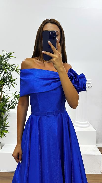 Vestido de noche midi con detalle de flores en los hombros de estilo sajón