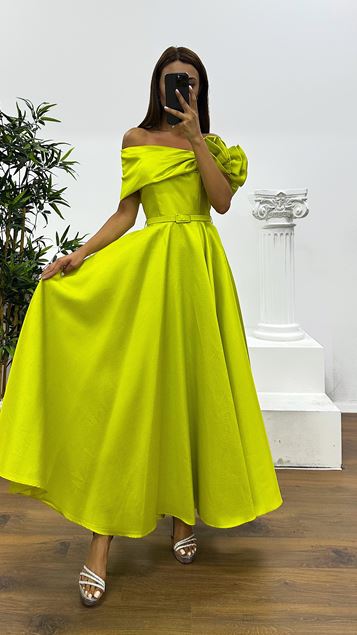 Pistaziengrünes Midi-Abendkleid mit Blumendetail an der Schulter