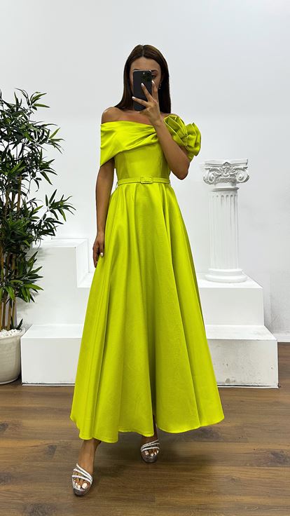 Pistaziengrünes Midi-Abendkleid mit Blumendetail an der Schulter