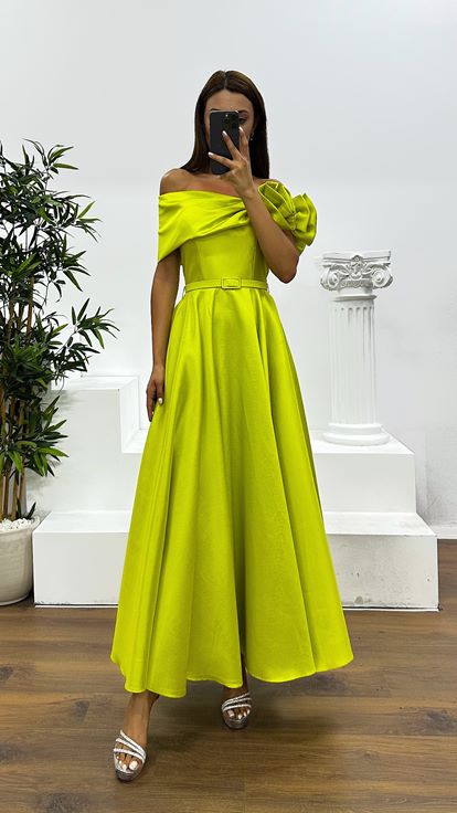 Pistaziengrünes Midi-Abendkleid mit Blumendetail an der Schulter