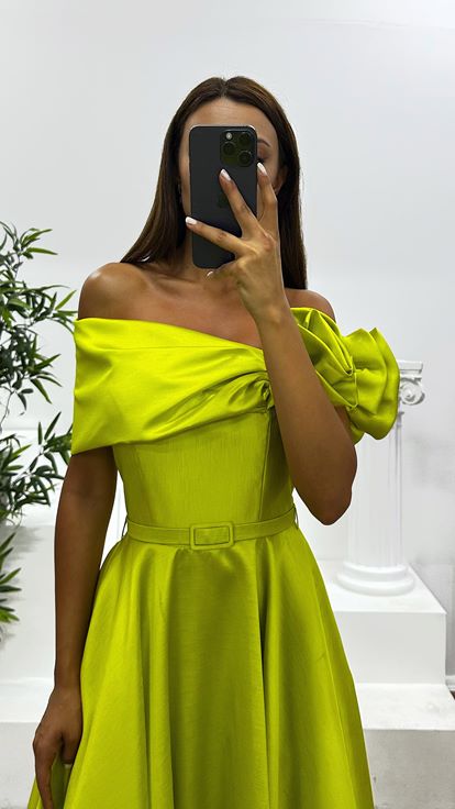 Pistaziengrünes Midi-Abendkleid mit Blumendetail an der Schulter