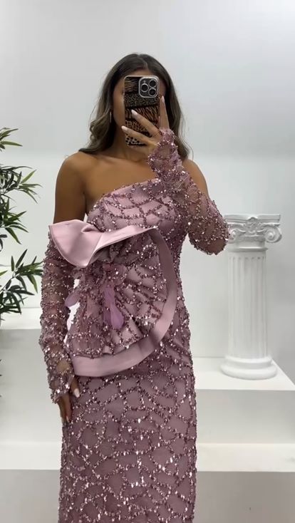 Abito da sera con paillettes e guanto senza spalline