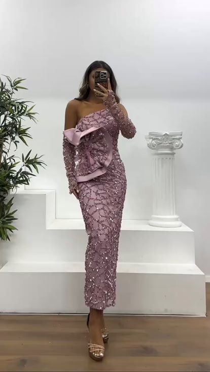 Abito da sera con paillettes e guanto senza spalline