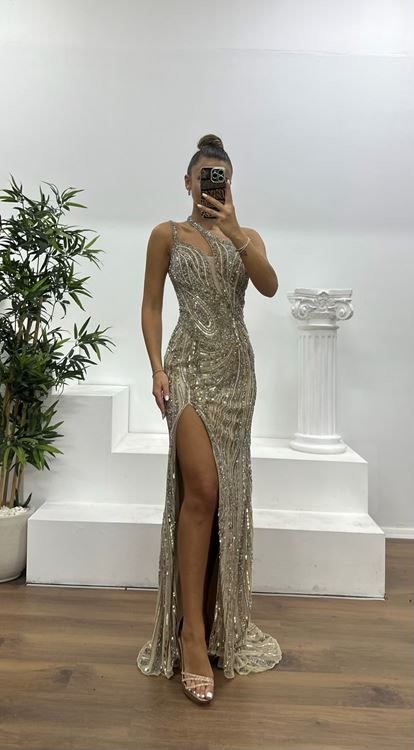 Abito da sera color crema con ricami speciali realizzati a mano 