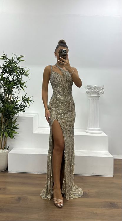 Abito da sera color crema con ricami speciali realizzati a mano 