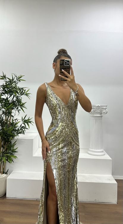 Vestido de noche especial bordado a mano con detalle en la espalda dorada