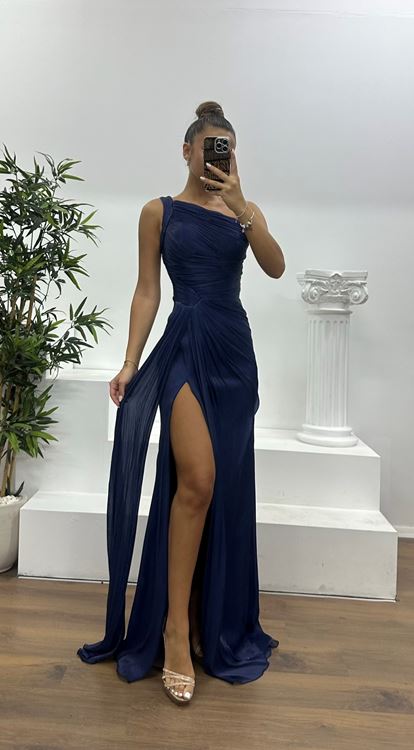 فستان سهرة شيفون أزرق داكن بكتف واحد وتفاصيل متدلية