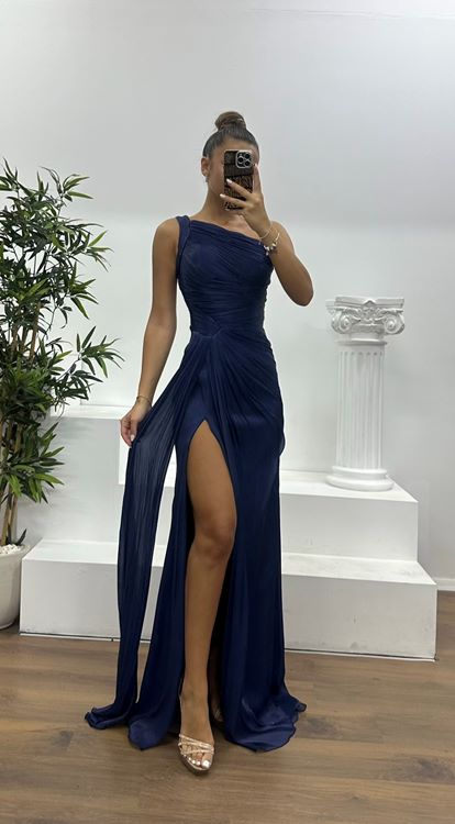 فستان سهرة شيفون أزرق داكن بكتف واحد وتفاصيل متدلية