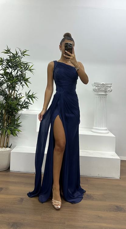 فستان سهرة شيفون أزرق داكن بكتف واحد وتفاصيل متدلية