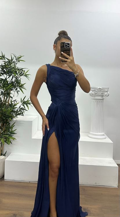 فستان سهرة شيفون أزرق داكن بكتف واحد وتفاصيل متدلية