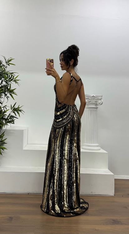 Vestido de noche especial bordado a mano con detalle en la espalda dorada