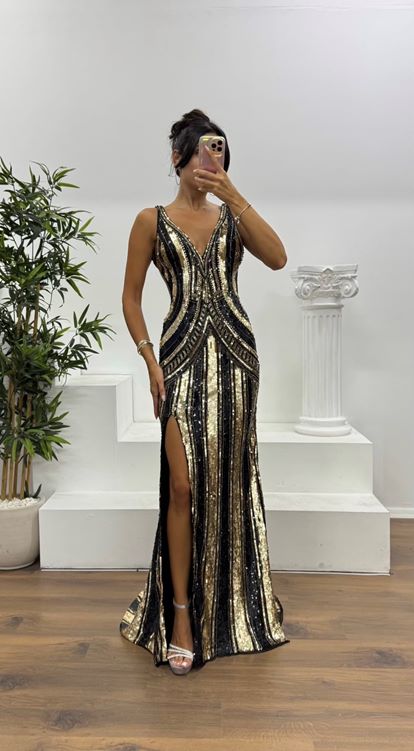 Vestido de noche especial bordado a mano con detalle en la espalda dorada