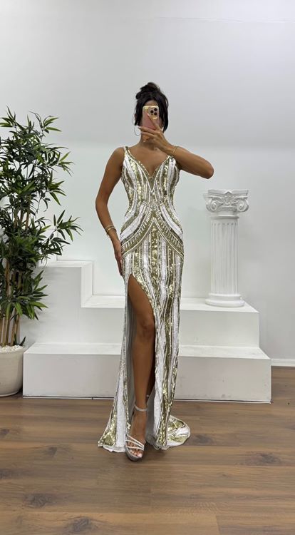 Vestido de noche especial bordado a mano con detalle en la espalda dorada