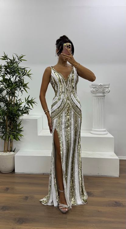 Vestido de noche especial bordado a mano con detalle en la espalda dorada