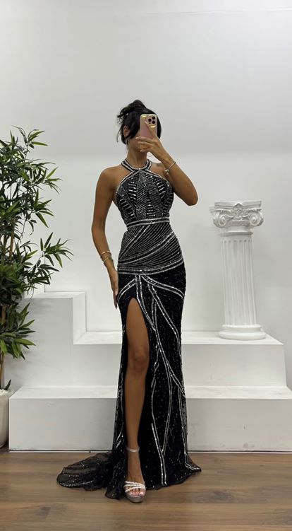 Vestido de noche especial con cuello halter plateado bordado a mano