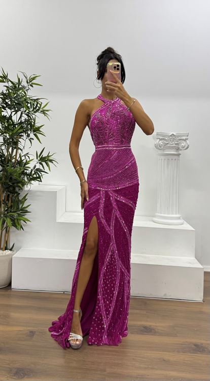 Vestido de noche Fusya con cuello halter y bordado a mano