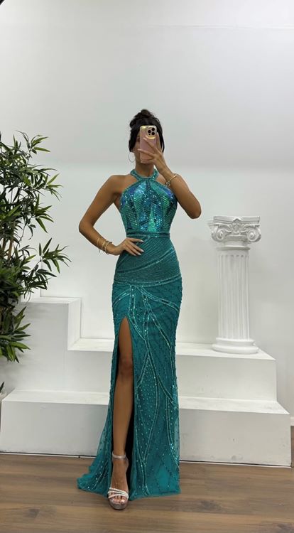 Vestido de noche verde con cuello halter y bordado a mano