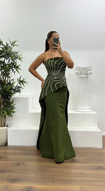 Khakifarbenes, trägerloses Abendkleid in Übergröße mit Stickerei