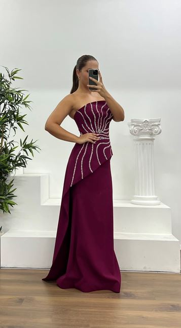 Trägerloses Abendkleid in Übergröße mit Stickereien und Murmur