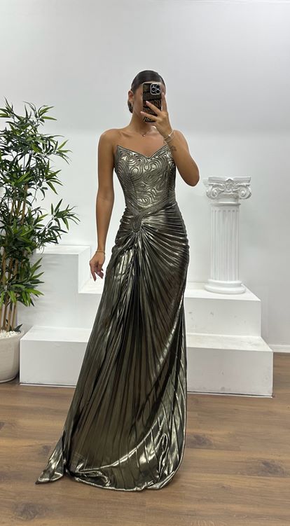 Siyah-Gold Straplez Piliseli Abiye Elbise