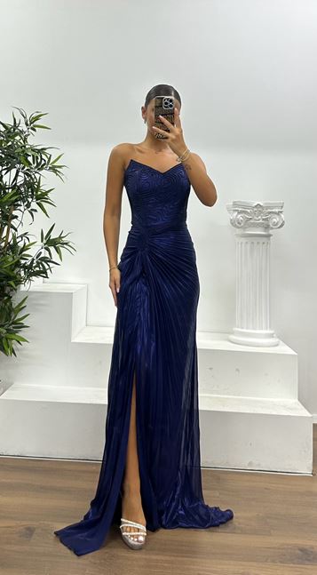 Marineblaues trägerloses, plissiertes Abendkleid