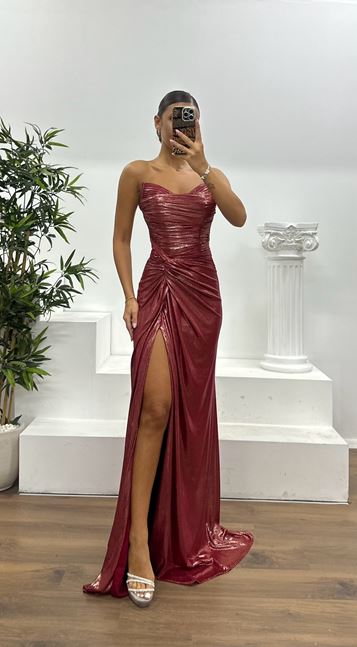 Rotes trägerloses drapiertes Abendkleid