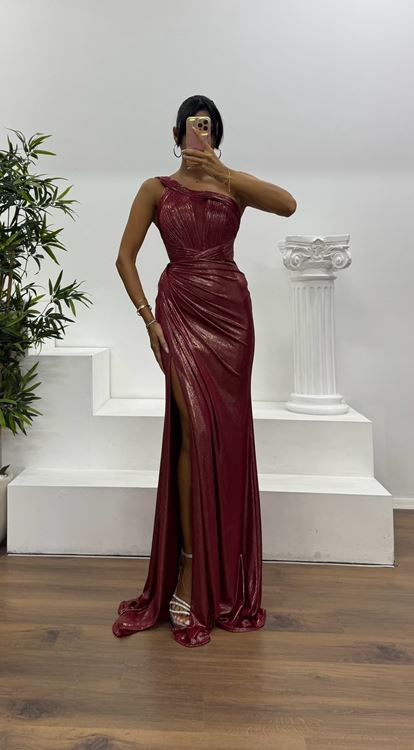 Vestido de noche rojo de un solo hombro