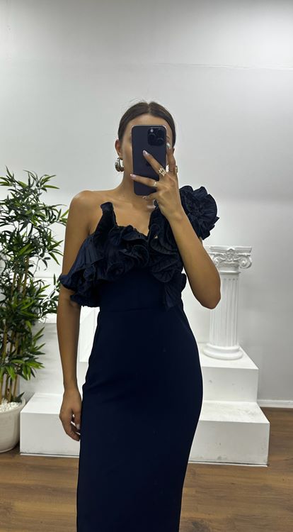 فستان سهرة أزرق داكن بكتف واحد مكشكش