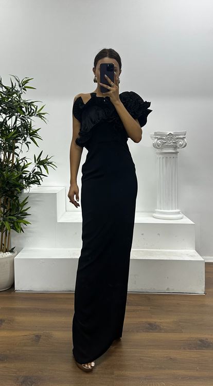 فستان سهرة أسود بكتف واحد مكشكش