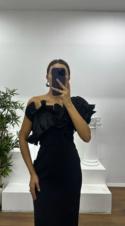 فستان سهرة أسود بكتف واحد مكشكش